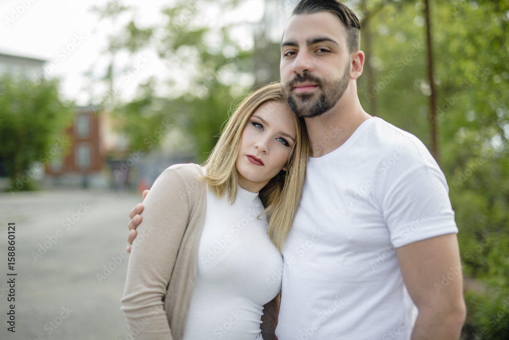 Fototapeta premium Couple close to a fence in a day