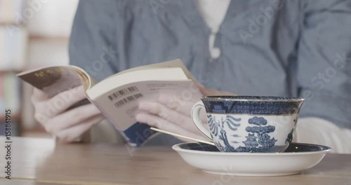 読書をする女性の手元