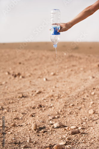 bouteille d'eau vide et désert