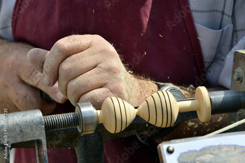 le mani al lavoro  di un artigiano , tornio da legno photo