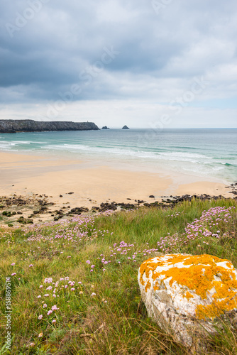 Vue sur la Plage de Penhat et la Pointe de Pen-Hir depuis les falaises de la Pointe du Toulinguet en Presqu'Île de Crozon - Camaret Sur Mer (Finistère) en Bretagne photo