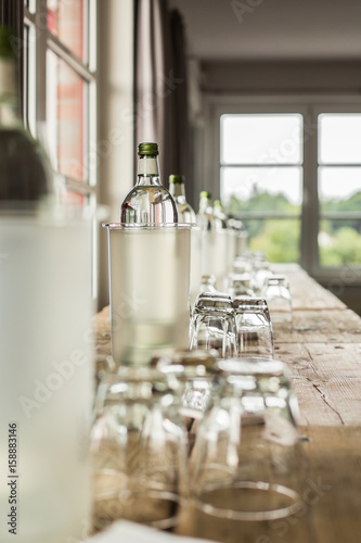 Wasserflaschen auf Holztisch