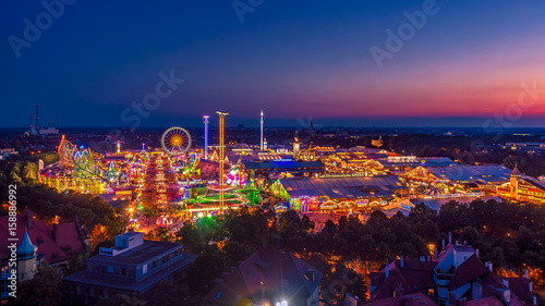 Das Leuchten vom Oktoberfest bzw. der Wiesn in München in der Totale