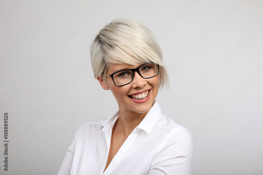 Frau mit Brille lacht
