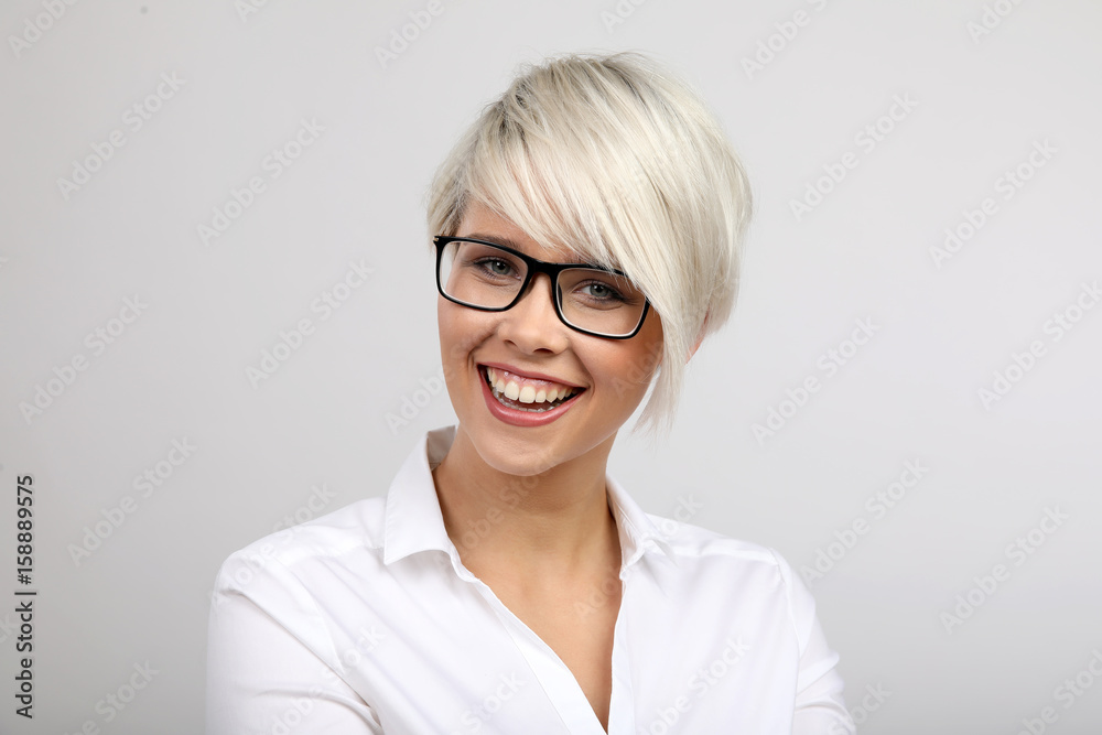 Frau mit Brille lacht