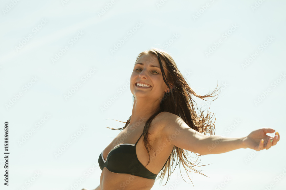 Naklejka premium Woman in black bikini swimsuit having fun outside