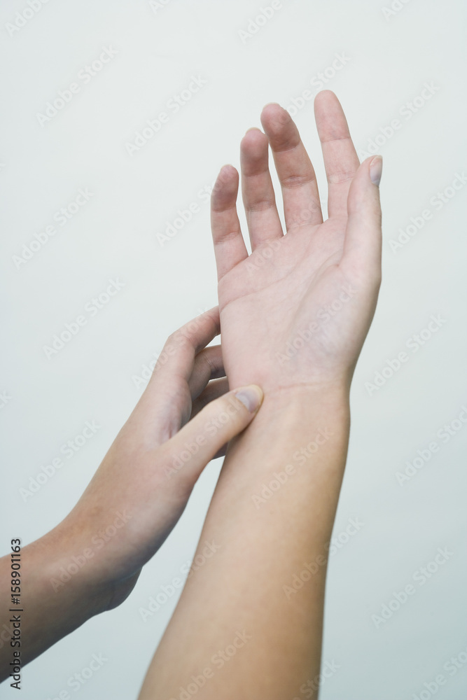 Model The Do In is an automassage technique of chinese origin, then imported in Japan This technique is based on the pressure of certains points (acupressure) aiming at correcting body disorders Pressure of the point Heart meridian 7 (fold of the wrist, continuation little finger) Aim : treatment of nervous breakdown