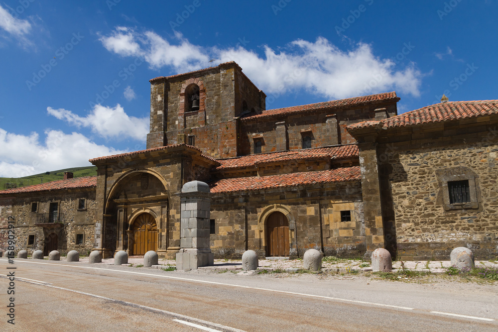 Iglesia Colegiata de Santa María de Arbás en Leon España