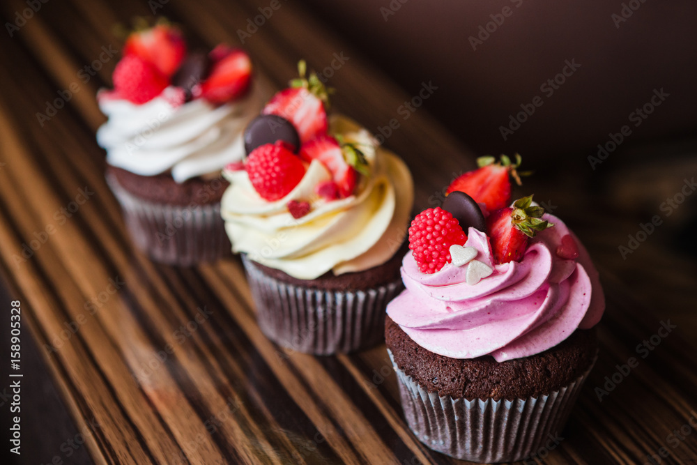 Cupcakes with strawberries and cream