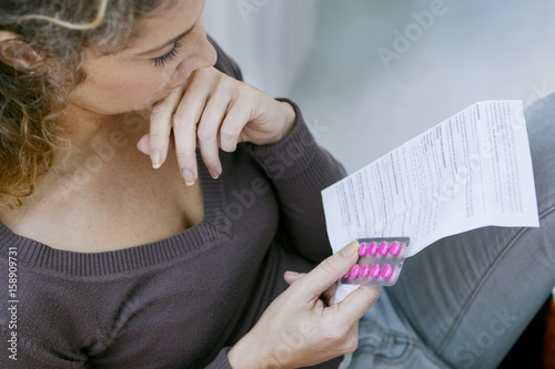 Tableau sur toile Woman taking medication