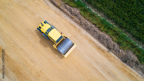 Photographie aérienne d'un engin de chantier (rouleau compresseur), France