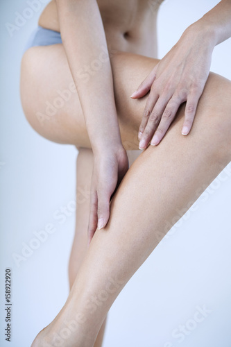 Fototapeta Naklejka Na Ścianę i Meble -  Leg pain in a woman