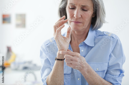 Fotografía Painful wrist in an elderly p