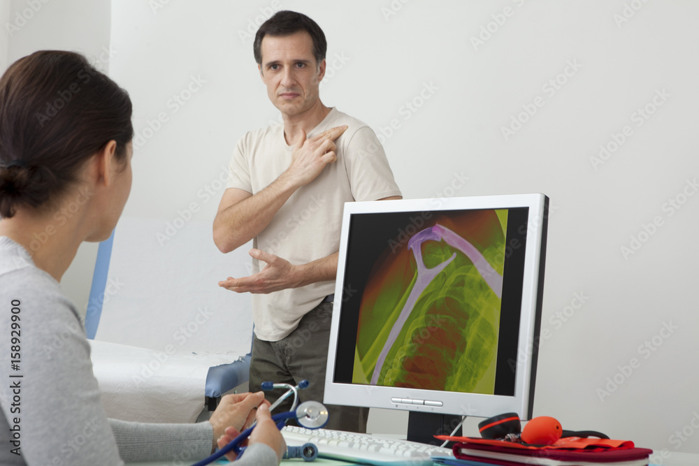 Models On screen, x-ray with a fracture of the clavicle Models On screen, x-ray with a fracture of the clavicle