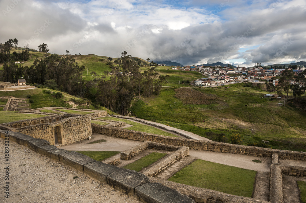 Obraz premium Ingapirca, Inca wall and town, largest known Inca ruins in Ecuador