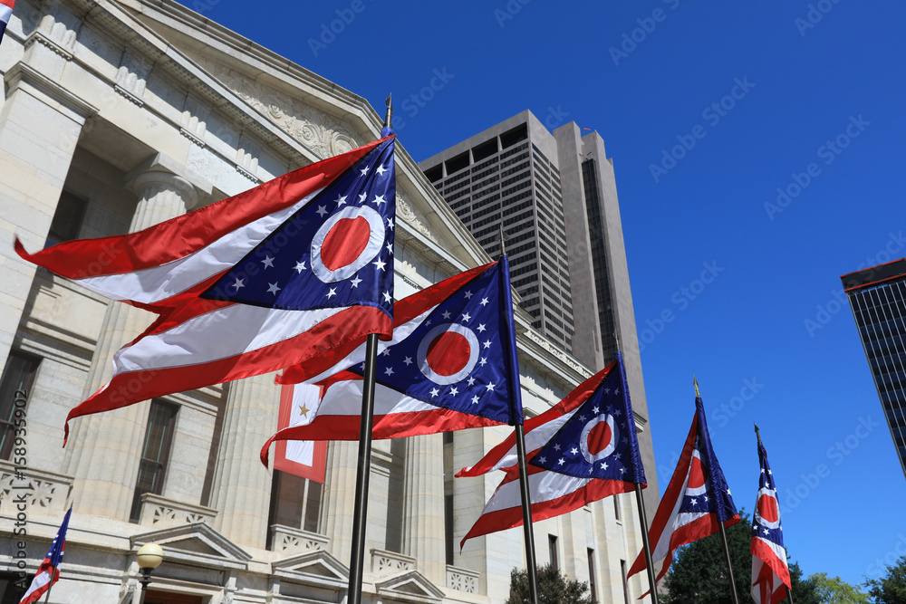 State of Ohio flags waving in front of the Statehouse in Columbus, OG. - obrazy, fototapety, plakaty 