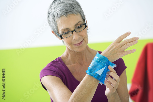 Model The pad must be used with the protection cover For the pains of the wrist the hot pack is used for rheumatisms, arthritis and arthrosis whereas the cold pack is used for sprains and tendinitis