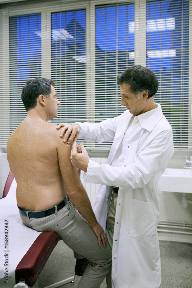 Obraz premium Vaccinating a man