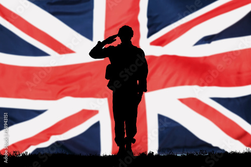 Φωτογραφία Solider Silhouette With British Flag