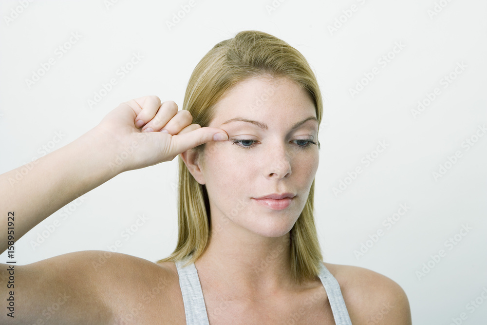 Model The Do In is an automassage technique of chinese origin, then imported in Japan This technique is based on the pressure of certains points (acupressure) aiming at correcting body disorders Press during a few seconds a point in the inner corner of the eye (image nᄚ 3590009 or nᄚ 3590109), then in the external corner (image nᄚ 3589909), then 3 points in the inferior border of the socket (image nᄚ 3589709) Aim : relieve sinusites Model The Do In is an automassage technique of chinese origin, then imported in Japan This technique is based on the pressure of certains points (acupressure) aiming at correcting body disorders Press during a few seconds a point in the inner corner of the eye (image nᄚ 3590009 or nᄚ 3590109), then in the external corner (image nᄚ 3589909), then 3 points in the inferior border of the socket (image nᄚ 3589709) Aim : relieve sinusites