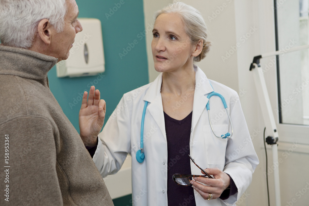 Fototapeta premium Elderly p consulting, dialogue