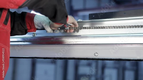 Automatic closing of doors. The working mechanism.