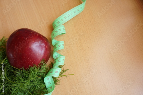 Fotografia Red apple, green fennel and centimeter tape - diet food for slenderness