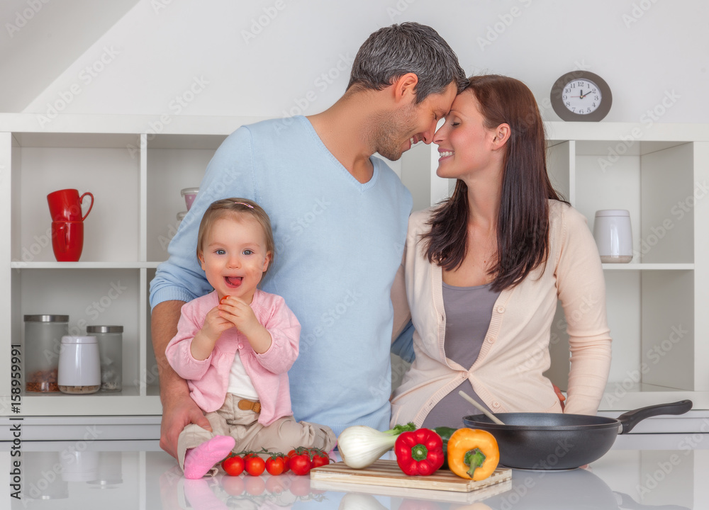 familienleben eltern mit kinder in der küche