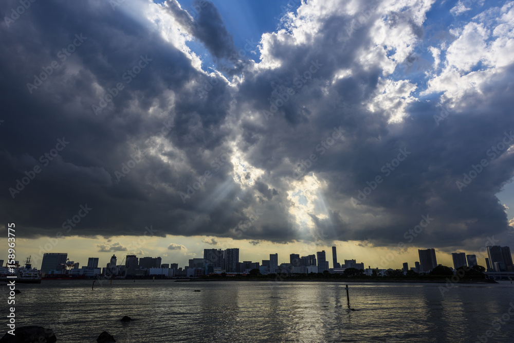 東京湾と神秘的な雲
