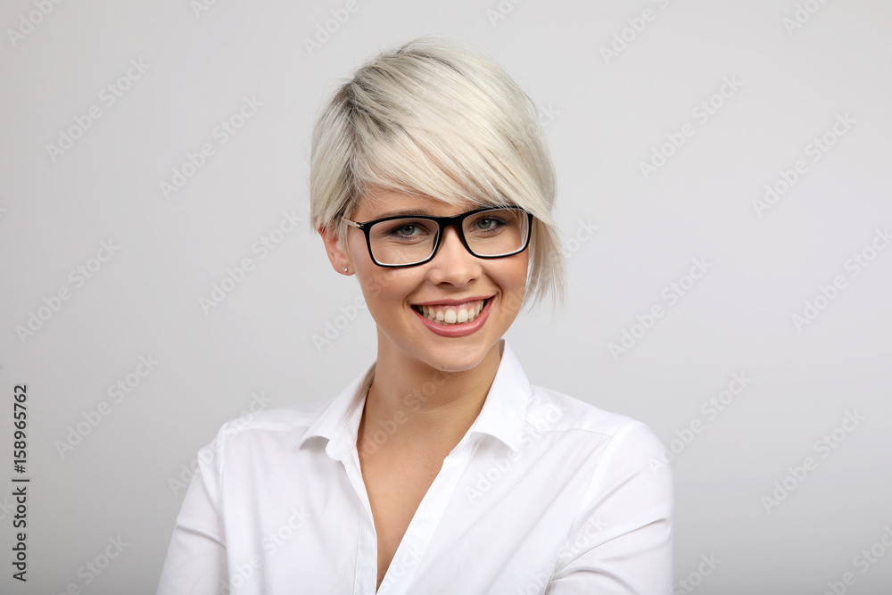 Frau mit Brille lacht Frau mit Brille lacht