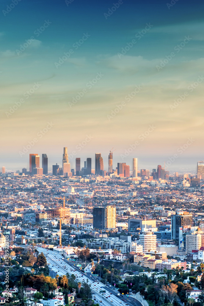 Fototapeta premium Dzielnica biznesowa Los Angeles i okolice, jak widać z Hollywood Hills o zmierzchu