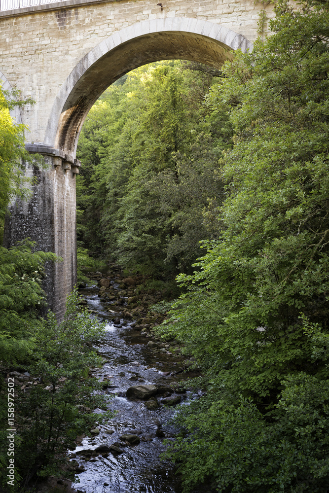 Historische Steinbrücke in der Ardeche, Südfrankreich