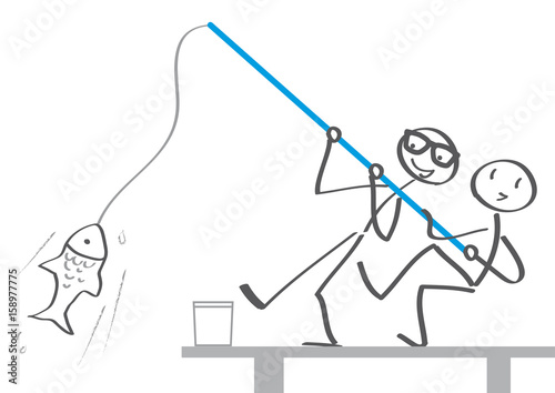 Teamwork - gemeinsam einen Fisch an Land ziehen