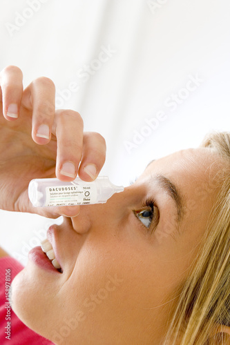 Model Dacudoses (active molecules : boric acid and borax which have antiseptic properties) This drug is an antiseptic solution for ophthalmic washing solution in case of eye irritation (for example : conjonctivitis) photo