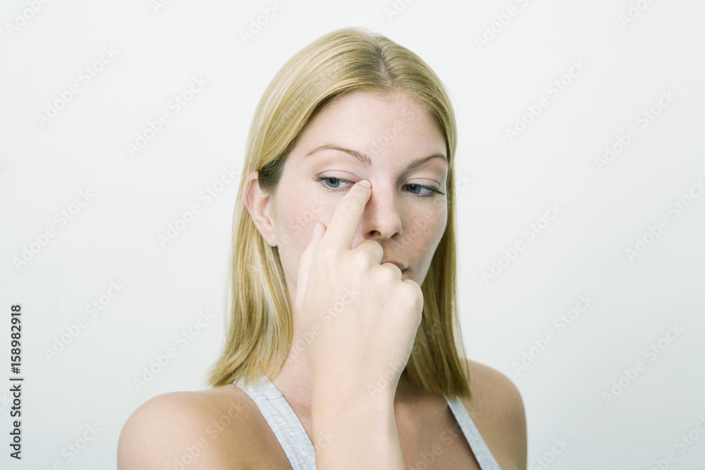 Model The Do In is an automassage technique of chinese origin, then imported in Japan This technique is based on the pressure of certains points (acupressure) aiming at correcting body disorders Press during a few seconds a point in the inner corner of the eye (image nᄚ 3590009 or nᄚ 3590109), then in the external corner (image nᄚ 3589909), then 3 points in the inferior border of the socket (image nᄚ 3589709) Aim : relieve sinusites Model The Do In is an automassage technique of chinese origin, then imported in Japan This technique is based on the pressure of certains points (acupressure) aiming at correcting body disorders Press during a few seconds a point in the inner corner of the eye (image nᄚ 3590009 or nᄚ 3590109), then in the external corner (image nᄚ 3589909), then 3 points in the inferior border of the socket (image nᄚ 3589709) Aim : relieve sinusites