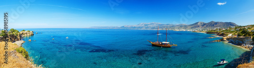 Photo Panorama of beautiful scenery - traditional old fashioned cruise boat docked to