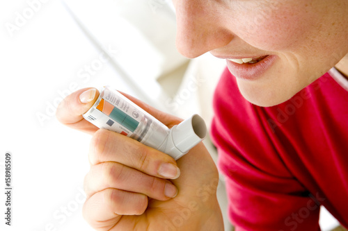 Model Combivent (Active principles : salbutamol, ipratropium bromide Therapeutic class : bronchodilator) Drug used in the treatment of asthma and COPD (ex chronic bronchitis) photo