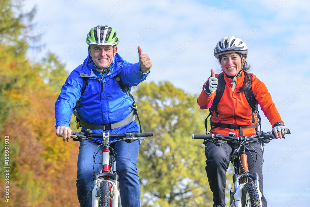 Fototapeta premium Radfahren in der herbstlichen Natur macht Spaß