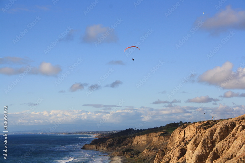 Paraglider über den Klippen von San Diego Paraglider über den Klippen von San Diego