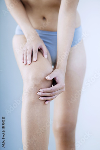 Knee pain in a woman © RFBSIP