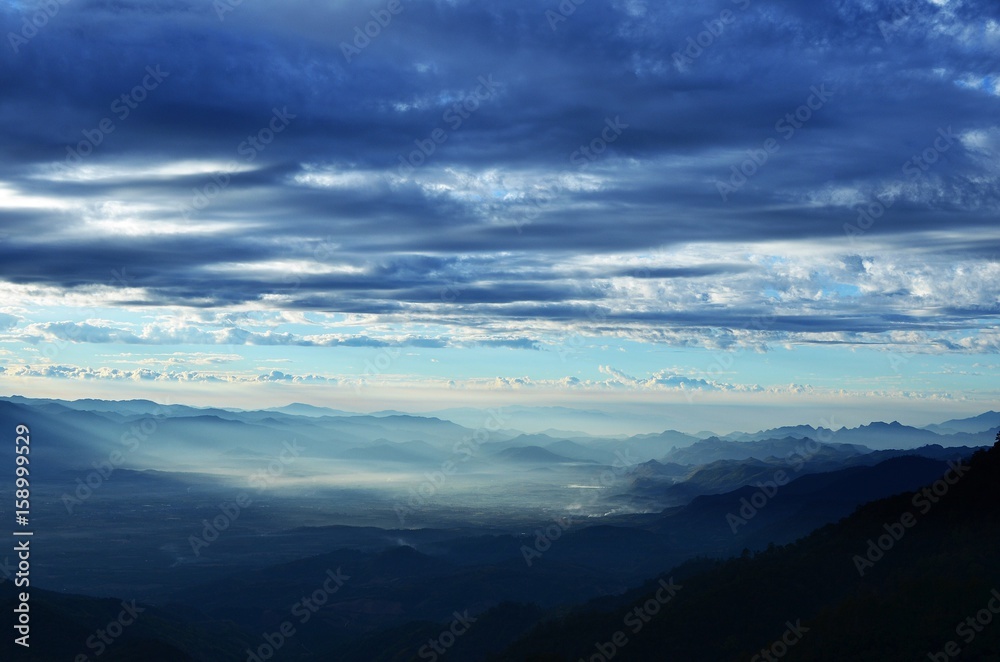 Fototapeta premium Beautiful layer of mountain with cloudy in the morning 