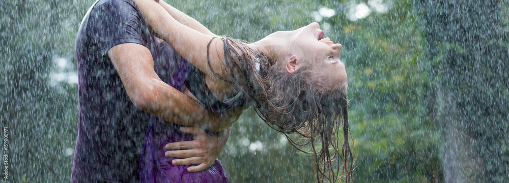 Obraz premium Couple dancing in the rain