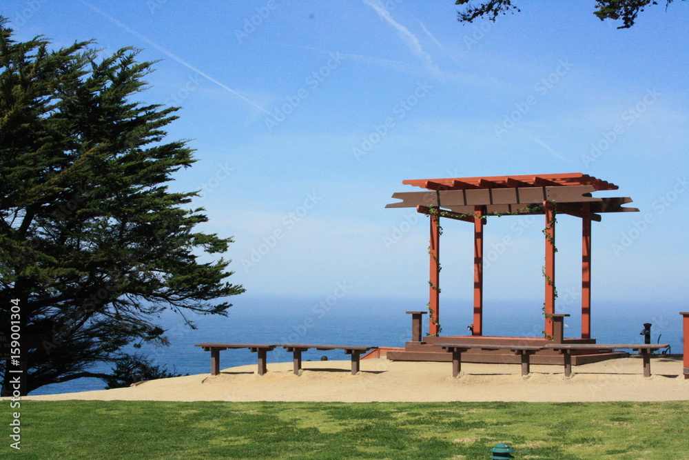 Aussichtspunkt / Altar als Pavillon aus Holz mit Blick auf das Meer