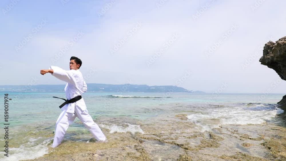 南国の美しいビーチで鍛える男性
