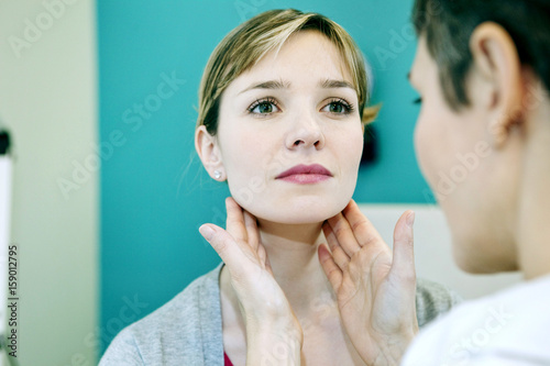 Tableau sur toile Woman palpating lymph node