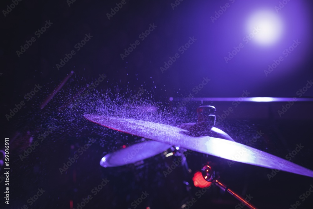 Φωτογραφία Close up of drum set in illuminated nightclub