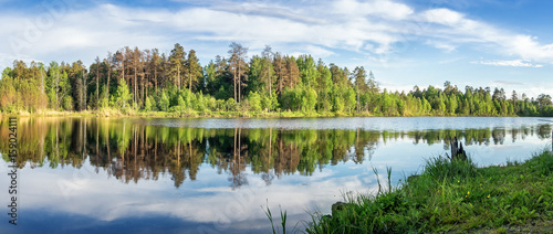 летний пейзаж на Уральской реке с лесом на берегу, Россия, июнь,