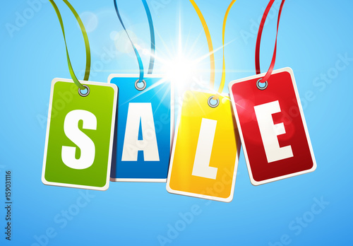 Bunte Sale Etiketten hängend mit Himmel und Sonnenschein 