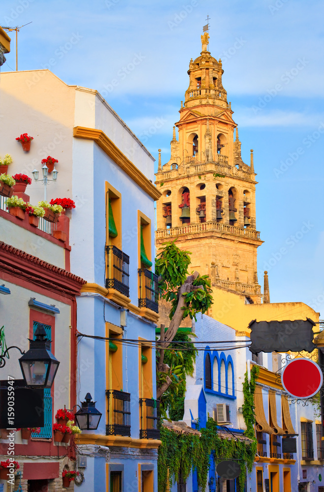 Fototapeta premium L'ancien Minaret de la Mosquée-cathédrale de Cordoue vu du Quartier de La Judería 