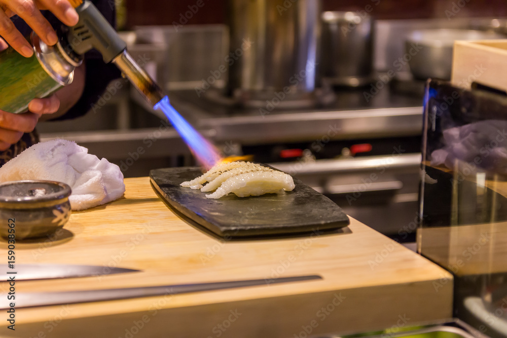 Sushi wird frisch flambiert